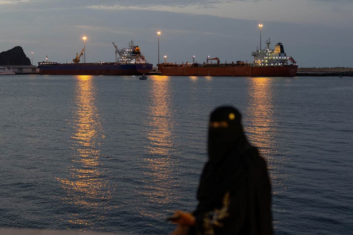 ホルムズ海峡は事実上閉鎖された状態が続いている。写真はオマーンで撮影（写真：ロイター/アフロ）