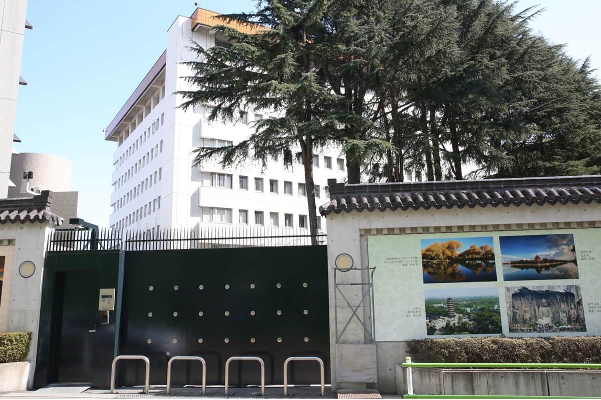 駐日中国大使館。侵入事件はなぜ起きたのか（写真：アフロ）