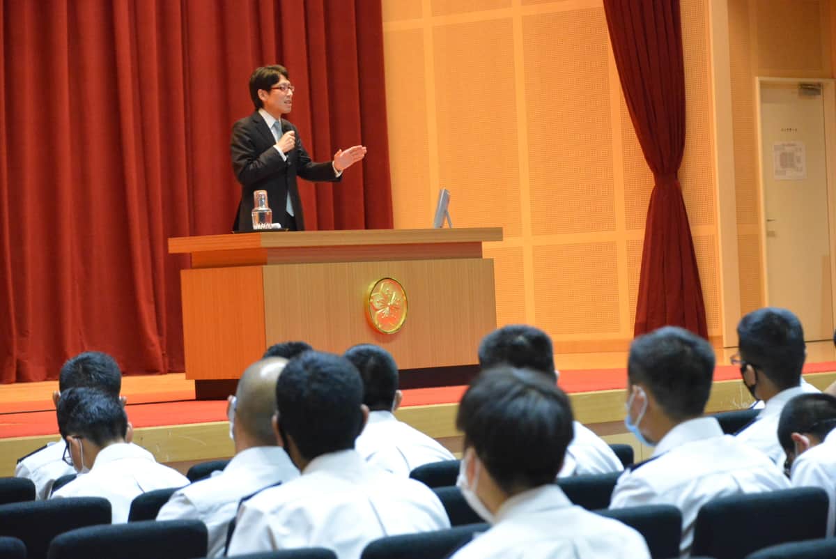 陸自で講演する竹田恒泰氏。（陸上自衛隊幹部候補生学校のXより）