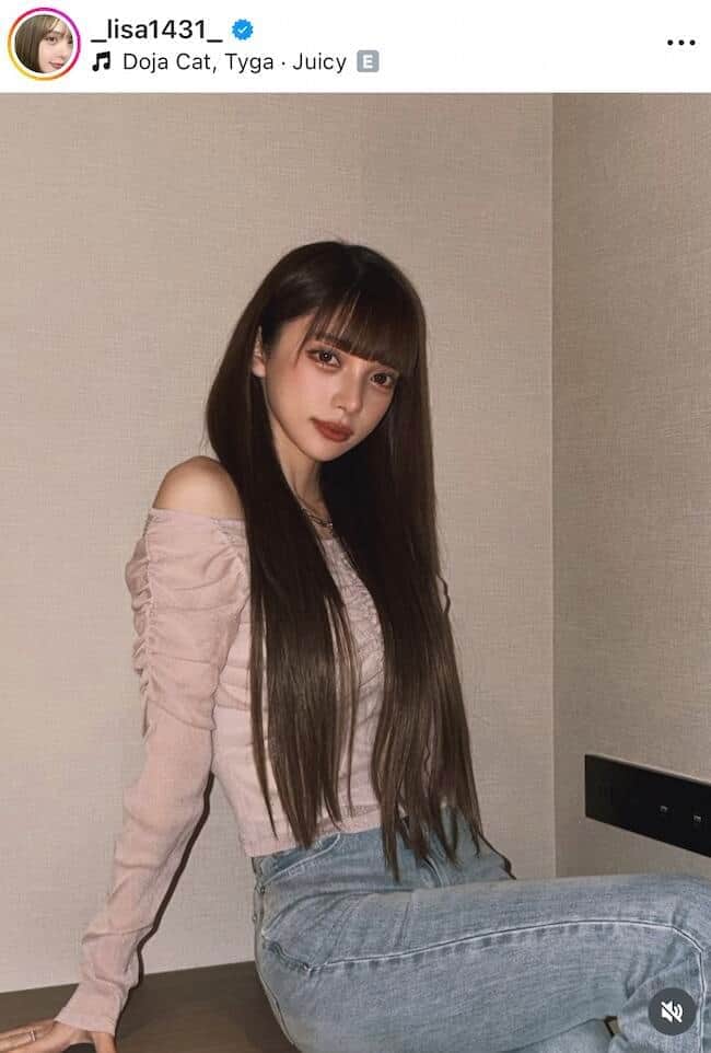 広島カープ・小園海斗のモデル妻、超ミニコーデで神スタイルの美貌...バスケ観戦へ　「今日も可愛すぎ」「神」