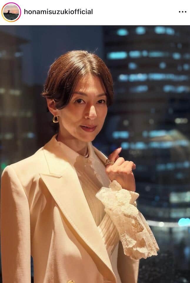 鈴木保奈美、タイトなロングドレス姿が圧巻...神スタイルの美貌にどよめき　「凛とした美しさ」「美しいが過ぎる」