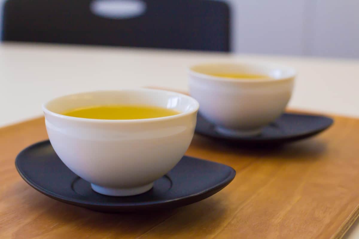 来客にお茶を出すのもひと手間だ（写真はイメージ）
