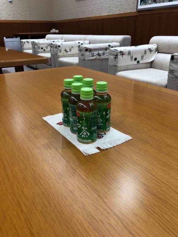 ペットボトルを机に置いて「お飲みになりたい方はご遠慮なくどうぞ」（松本哲治・浦添市長のXから）