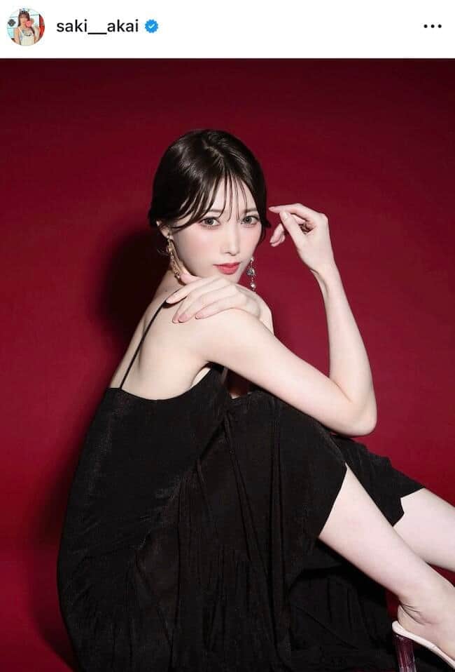 赤井沙希、黒ドレス姿で色気ダダ漏れ...神スタイル炸裂ショット　「エレガントで綺麗」「美しすぎ」