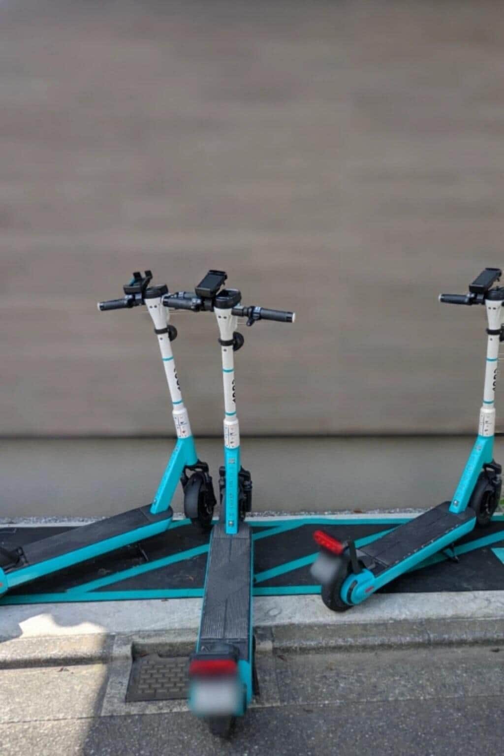 石井さんが場所を貸していたポートの様子。枠からはみ出して駐車している。