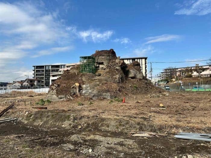 キャプション：「泣塔」の周囲では再開発が進んでいる（鎌倉市公式サイトより）