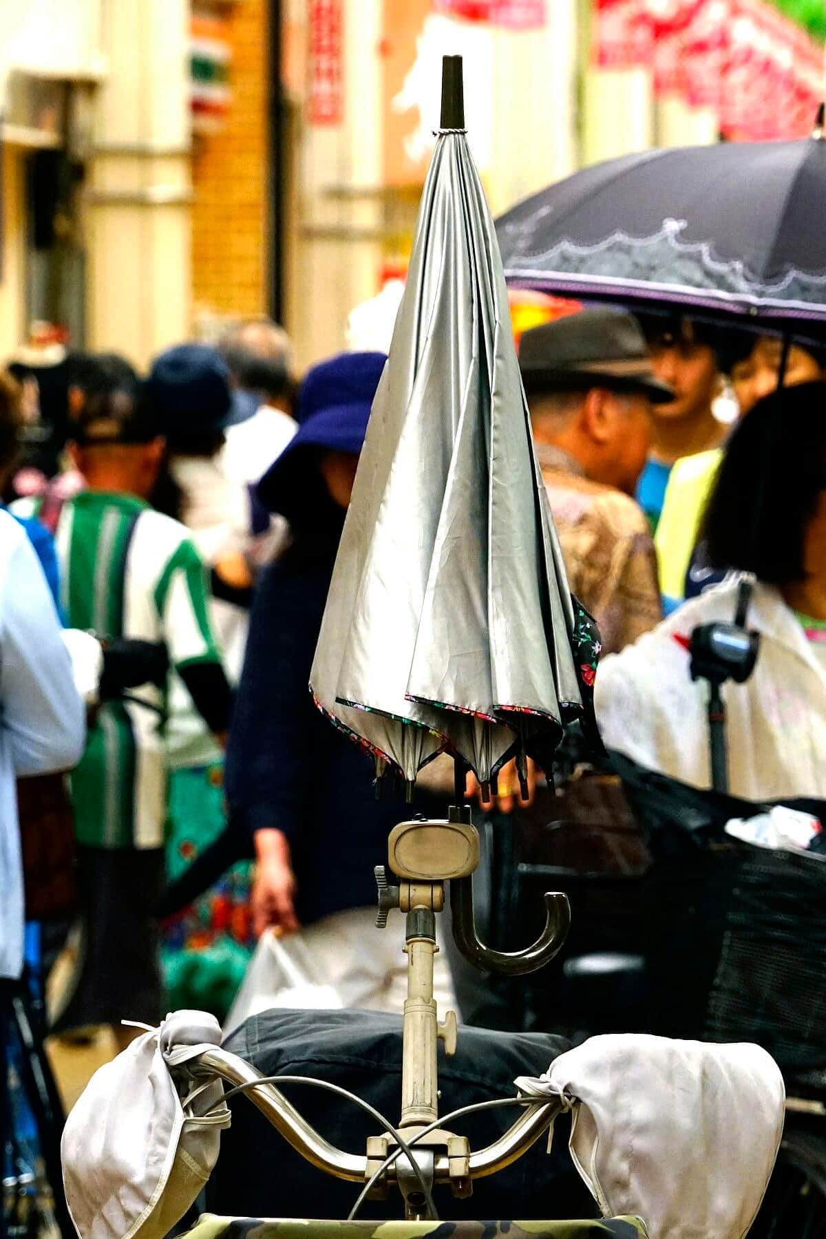 「傘スタンド」もアウト？警察の呼び止め映像が波紋　メーカー「違法性なし」も大阪府警「ケースバイケースで対応」