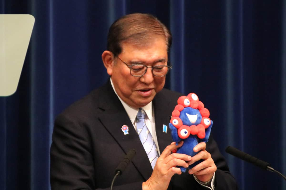 石破茂前首相。25年度予算成立を機に開いた会見では「ミャクミャク」も