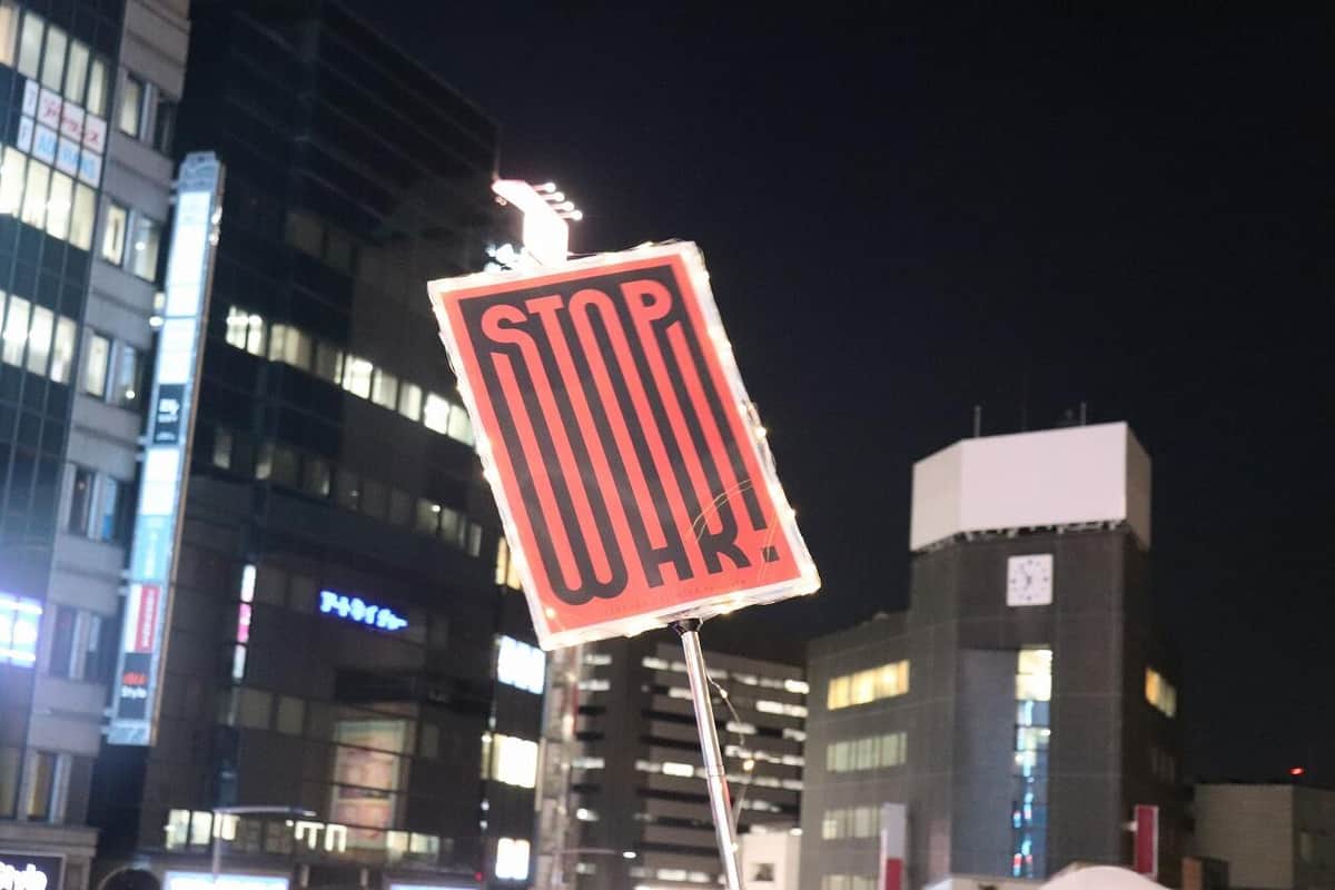 戦争や改憲の反対を訴えるアクション。八王子駅での様子
