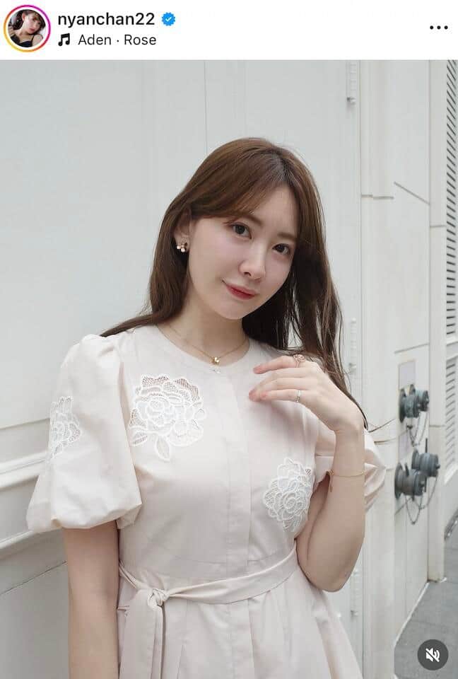 小嶋陽菜、肩出し花柄ノースリワンピでオトナの色気ダダ漏れ　「超絶最高に可愛い」「素晴らしいスタイル」