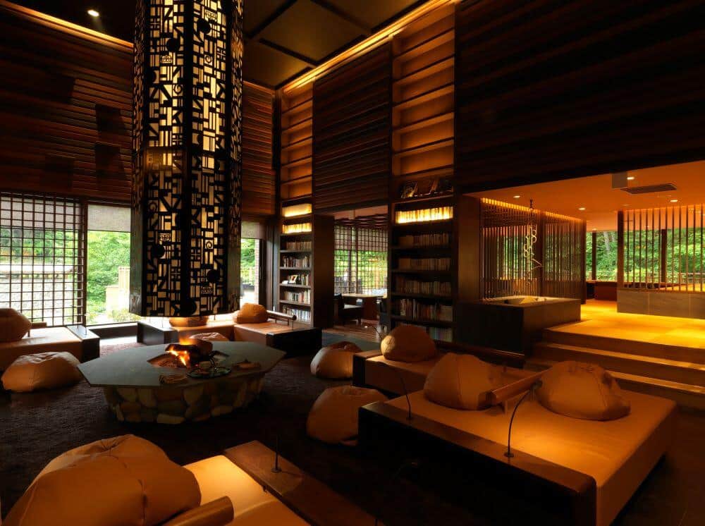 「ニセコ昆布温泉 鶴雅別荘 杢の抄」のラウンジ（リリースより）