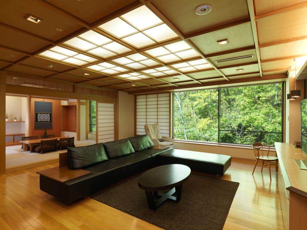 「ニセコ昆布温泉 鶴雅別荘 杢の抄」展望温泉風呂付特別室（リリースより）