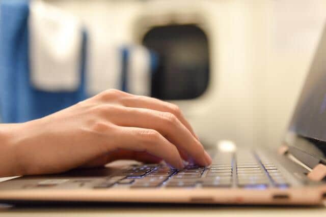 新幹線の中で…（写真はイメージ）
