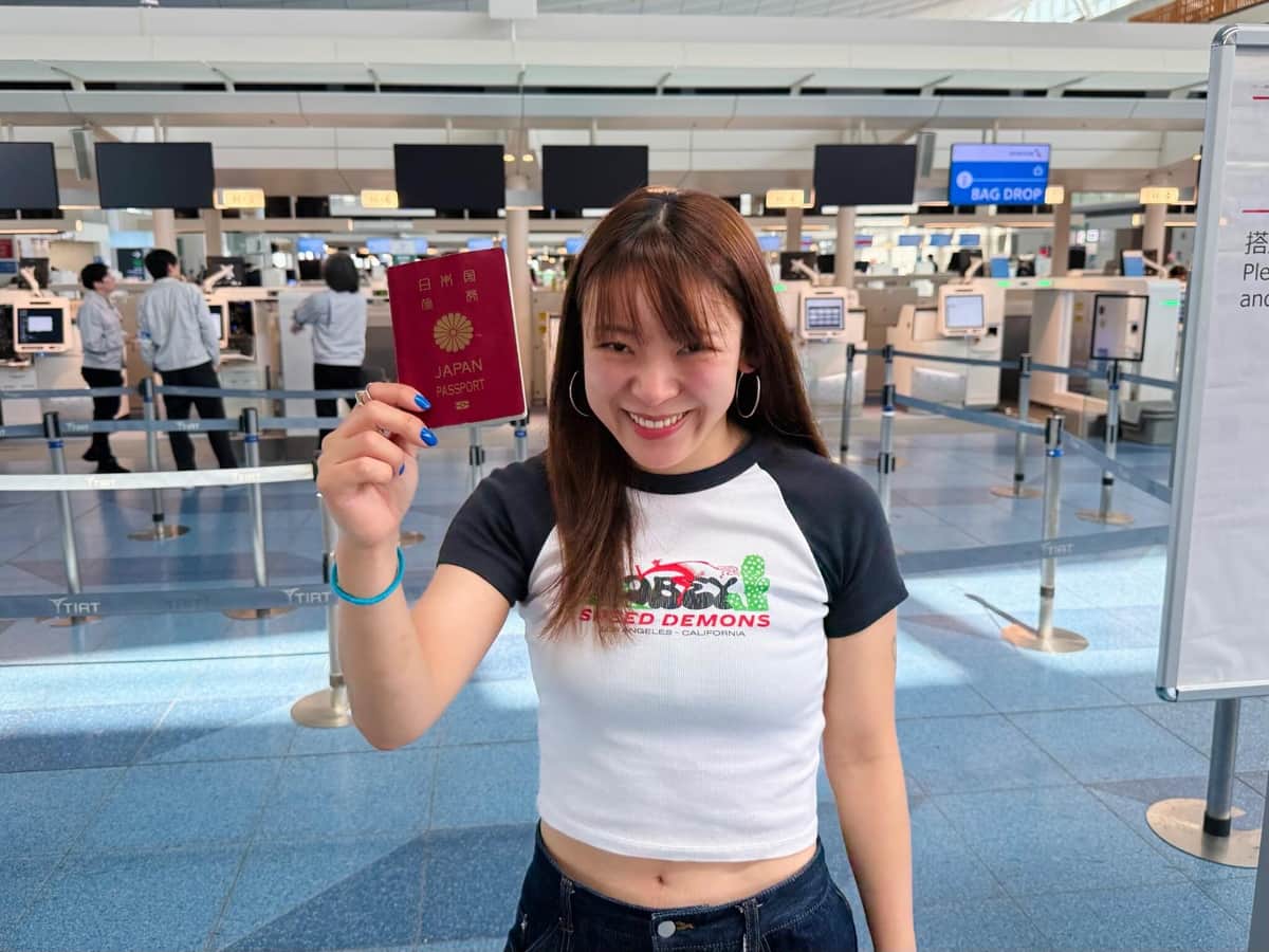 パスポートを手に笑顔を見せるフワちゃん（写真はフワちゃんのXから）
