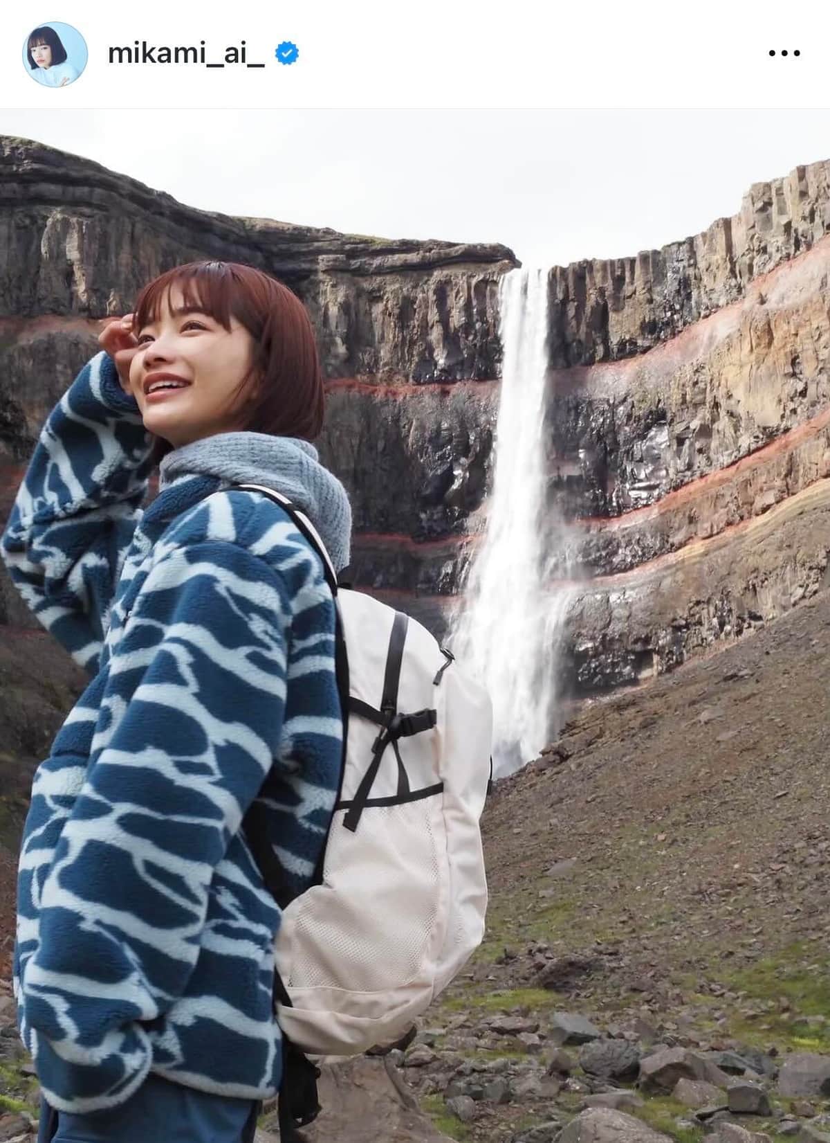 NHK朝ドラ「風、薫る」ヒロイン役・見上愛、淡いピンク色ワンピ姿で笑顔　「めっちゃ可愛い」「すごく上品」