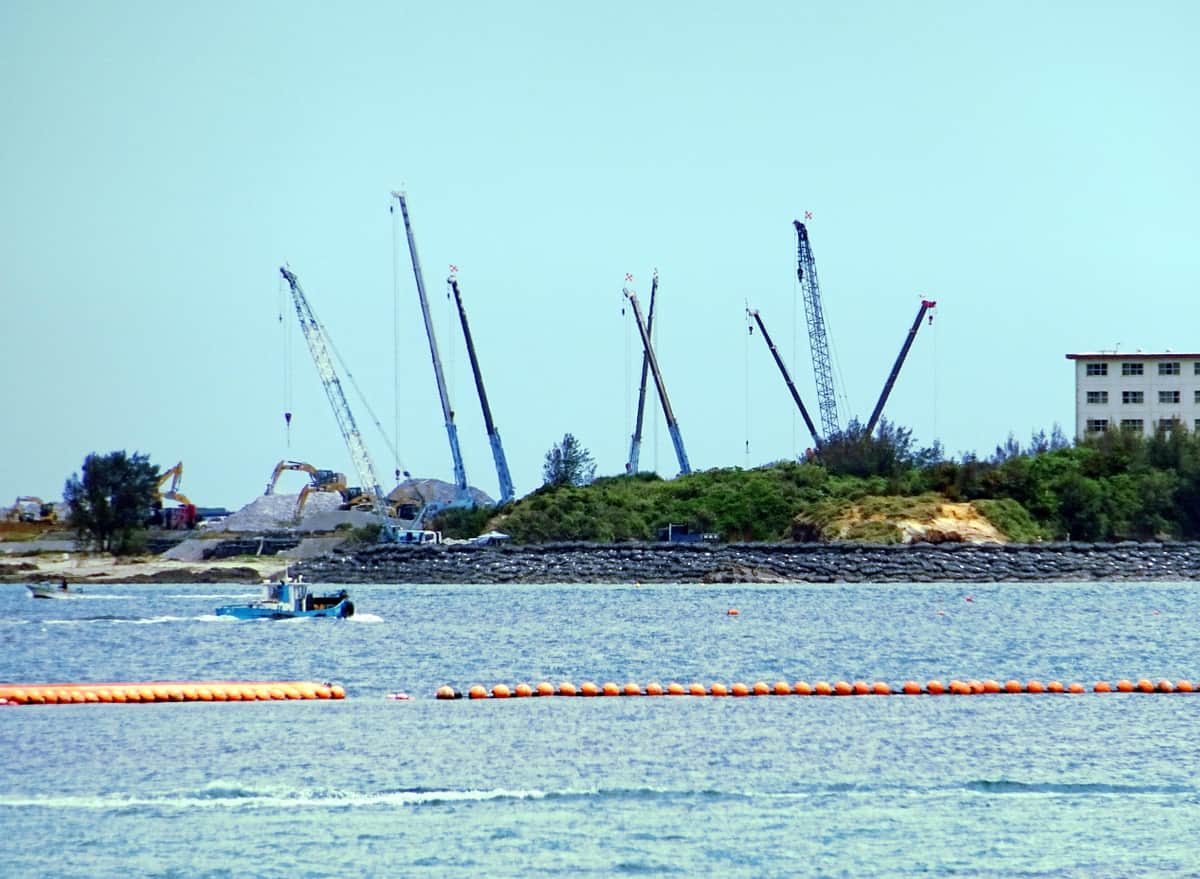 辺野古沖では工事が進んでいる