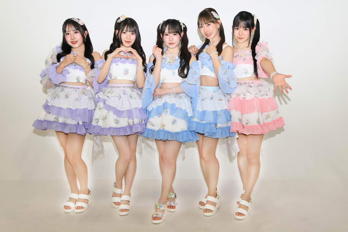 笑顔でJ-CASTニュースのインタビューに応じるSKE48メンバー。左から相川暖花さん、河村優愛さん、大村杏さん、熊崎晴香さん、伊藤虹々美さん