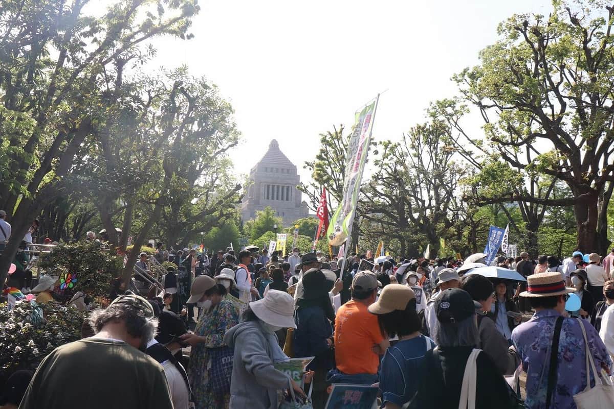 「こういう参加の仕方もある」ビール片手に、ティータイムも　「憲法デモ」様変わり...誰でも参加しやすく進化