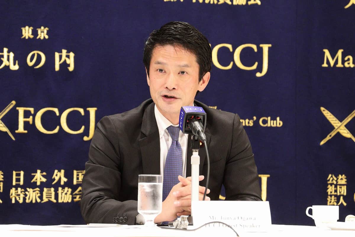 日本外国特派員協会で記者会見する中道改革連合の小川淳也代表