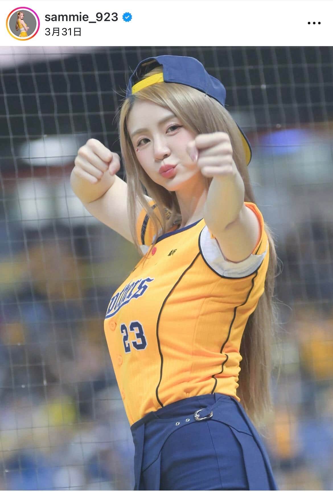 台湾の美女チア・サミー、超ミニ×オフショルトップスでカウガール風に　「可愛い」チア衣装と雰囲気変わって