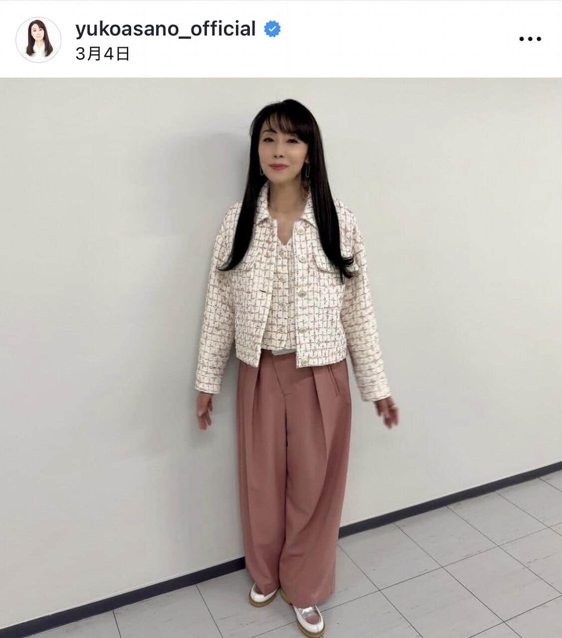 浅野ゆう子65歳、鮮やかブルーのセットアップで...変わらぬ美貌　「相変わらずお綺麗」「いつ見ても美しすぎ」