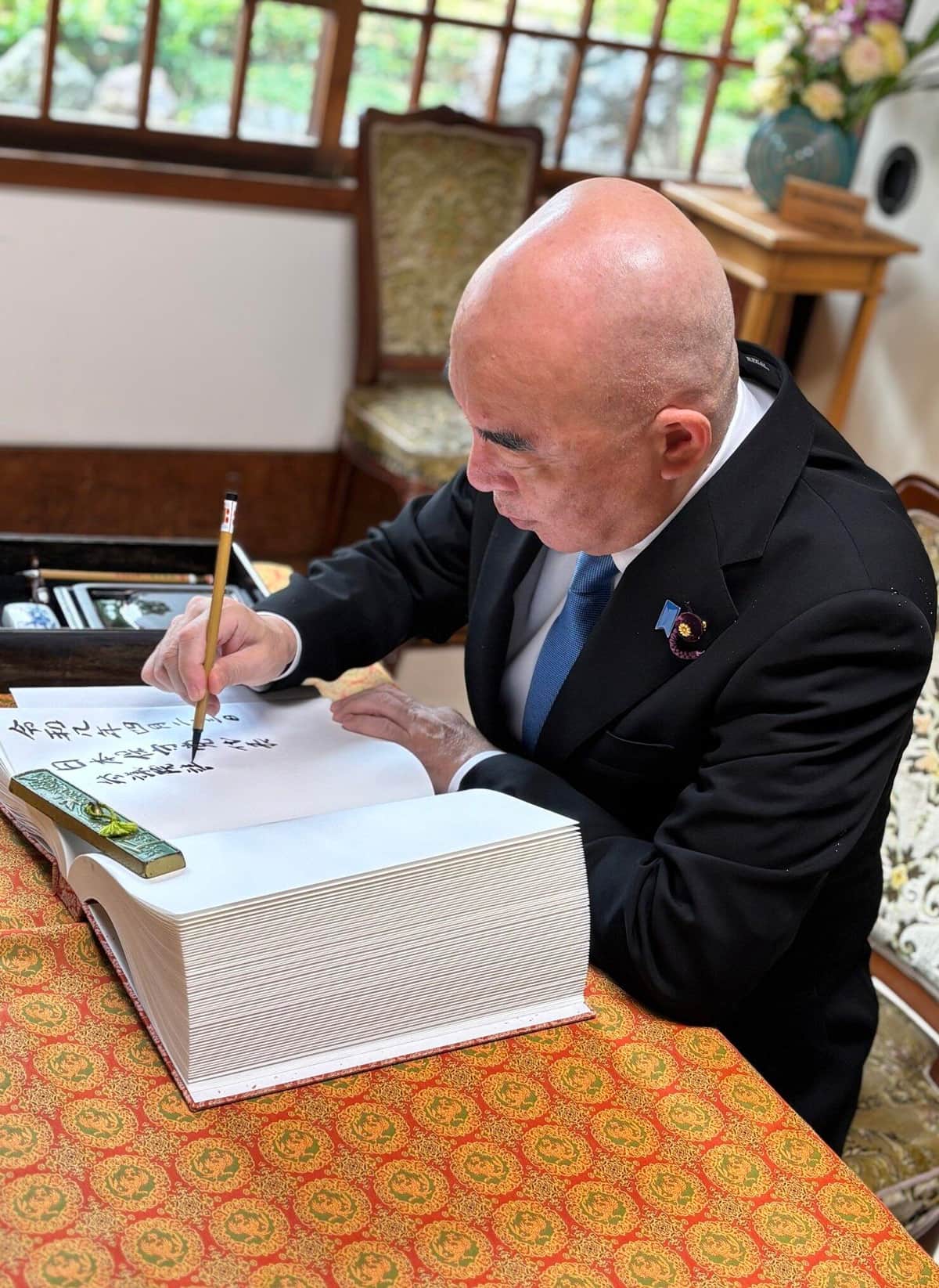 靖国神社で記帳する日本保守党の百田尚樹代表（写真は日本保守党のXから）
