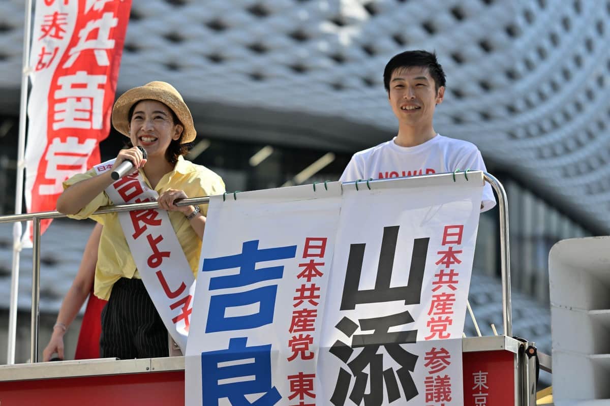 日本共産党・山添拓参院議員（右）と吉良佳子参院議員（写真：鶴来雅宏/アフロ）


