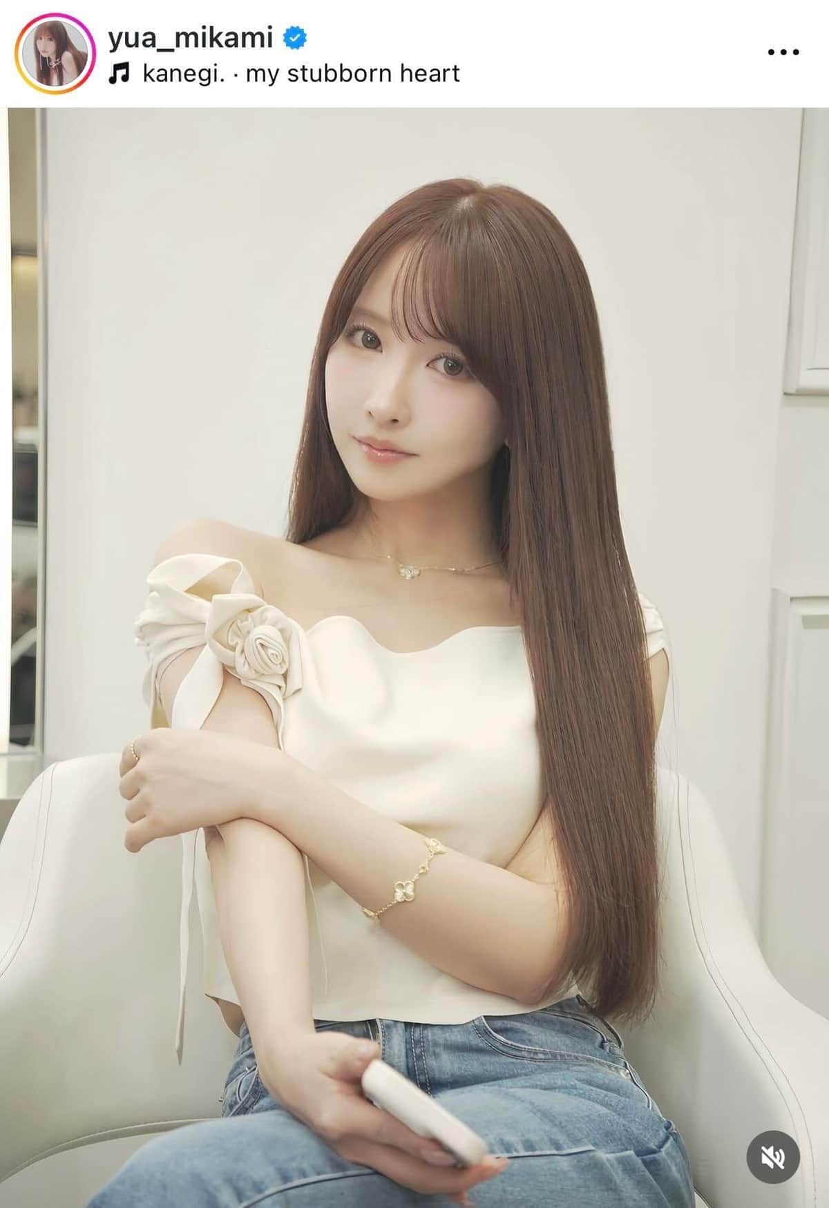 三上悠亜、ドット柄ミニ丈ワンピの「ゆあしふく」ショット　「超絶かわいい」「まるで天使」「美しい～」