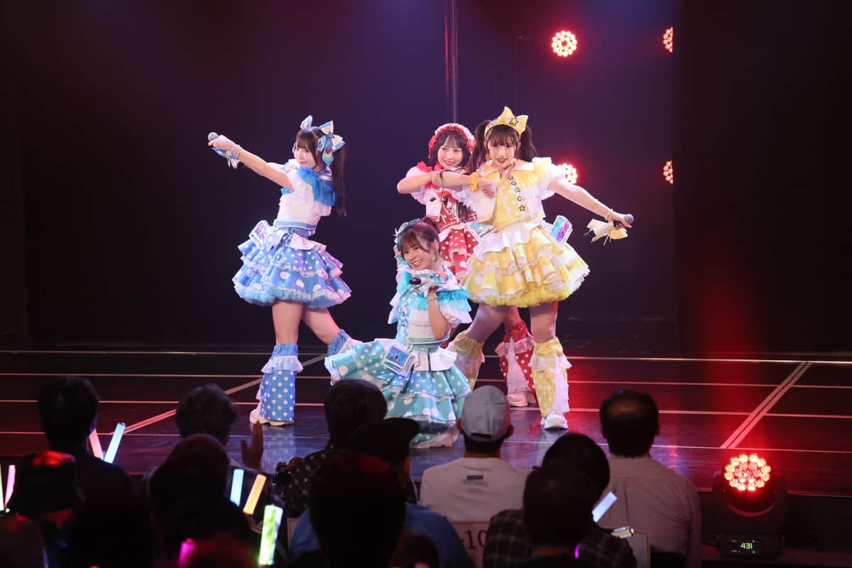 ユニット曲「えぐすぎ」。相川暖花さん（後列中央）は5キロやせたという（c）2026 SKE, Inc. / AMC