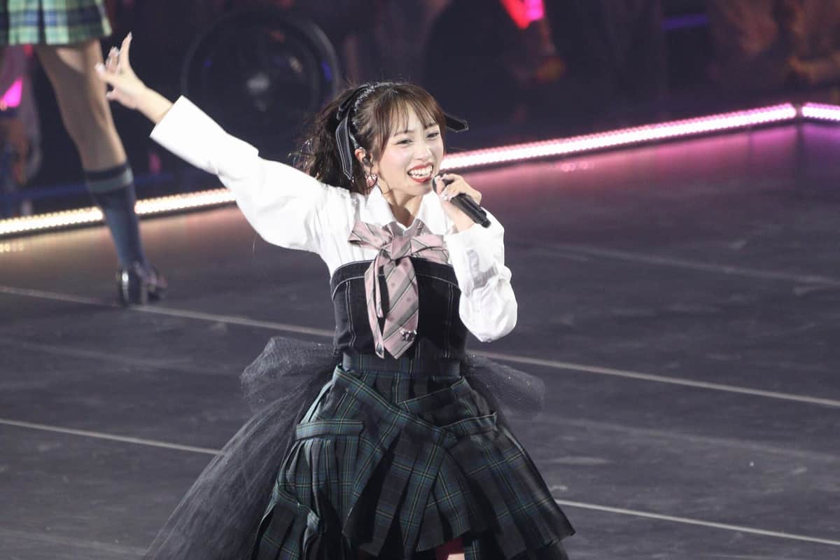 センターステージで笑顔を見せる向井地美音さん