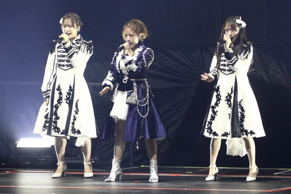 歴代総監督による「RIVER」。左から倉野尾成美さん、高橋みなみさん、向井地美音さん