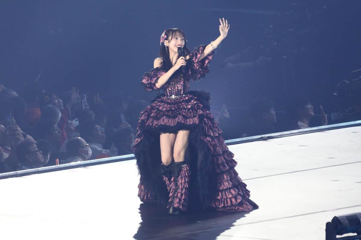 ドレス姿で手を振る向井地美音さん