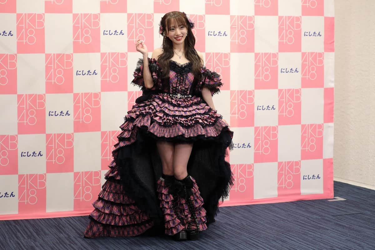 終演後にドレス姿で記者会見に臨んだ