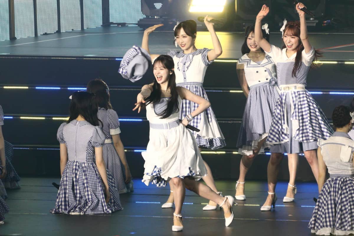 4月5日の夜公演は伊藤百花さんセンターの「ギンガムチェック」で開幕。大島優子さん同様の「帽子飛ばし」を披露した