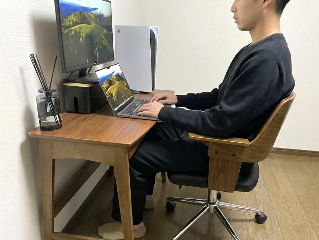 ふだん使用している椅子に座る筆者
