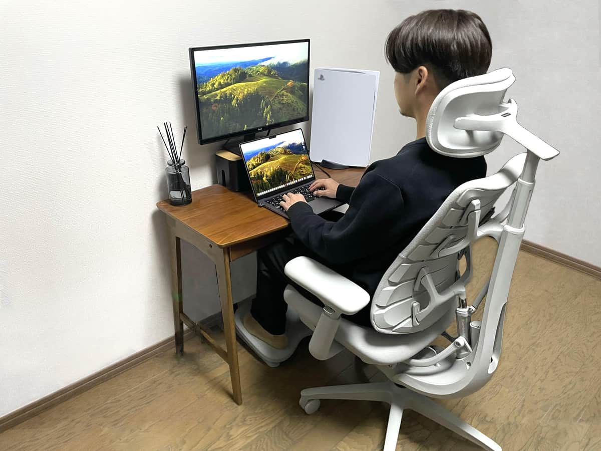 「LiberNovo Omni」に座りながら業務を進める