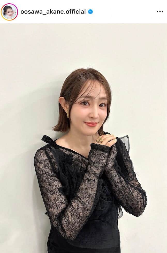 大沢あかね、大人の色気ダダ漏れ...美しい背中のぞく黒ワンピ姿　「ほんっとに綺麗」「益々美しい」「綺麗で華やか」