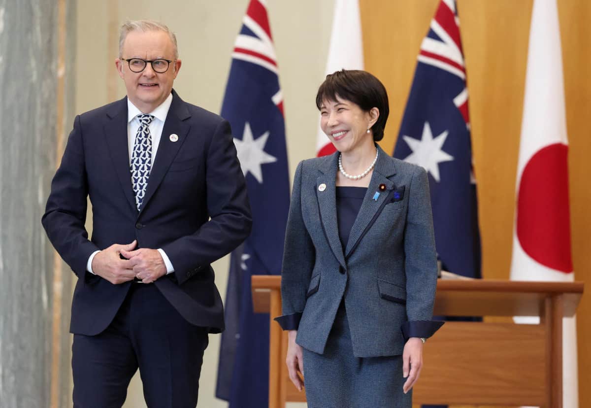 アルバニージー首相（左）の前で笑顔の高市早苗首相（右）。「内閣広報室試行アカウント」は現地紙「記事の全文仮訳」つきで「豪州訪問の成果」を強調している（写真：ロイター/アフロ）