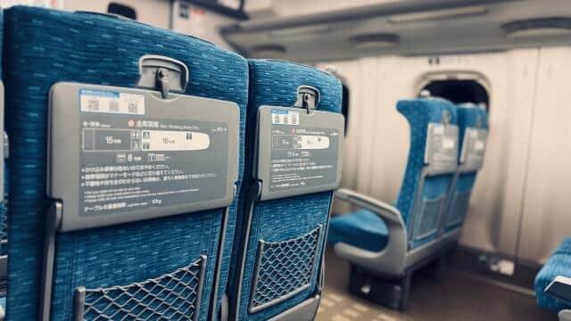 新幹線で隣に座った人が足を大きく広げていて（写真はイメージ）
