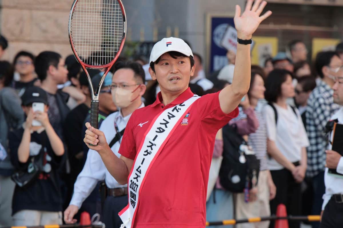 パレードで手を振る斎藤元彦知事（5月17日、神戸市中央区）