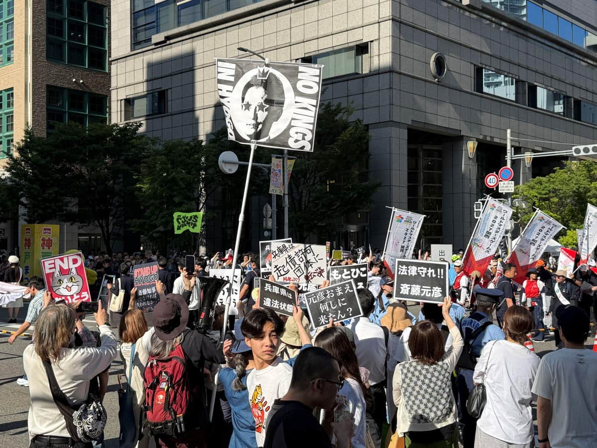 沿道で抗議する人々（5月17日、神戸市中央区）