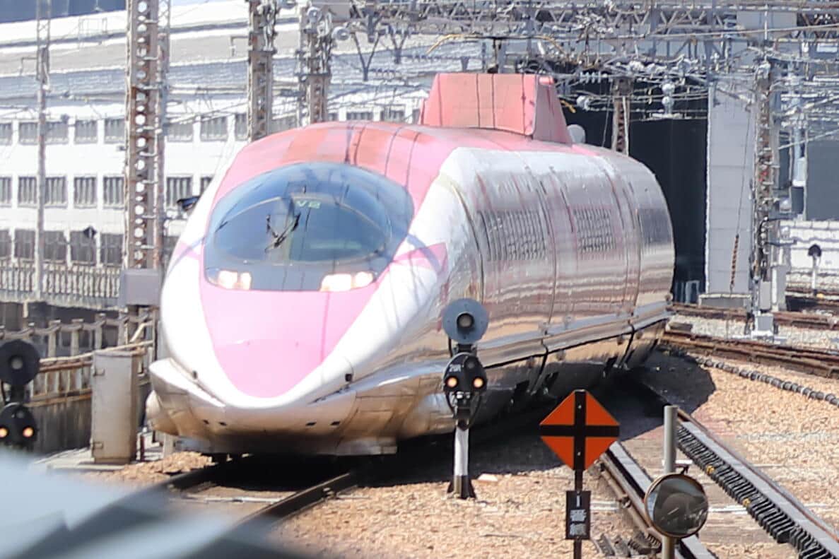 こだま942号として新大阪駅に入線する「ハローキティ新幹線」