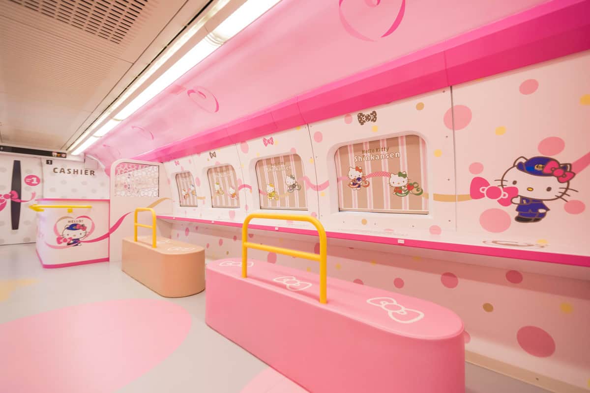 「ハローキティ新幹線」1号車。展示スペースが設けられていた（JR西日本提供）