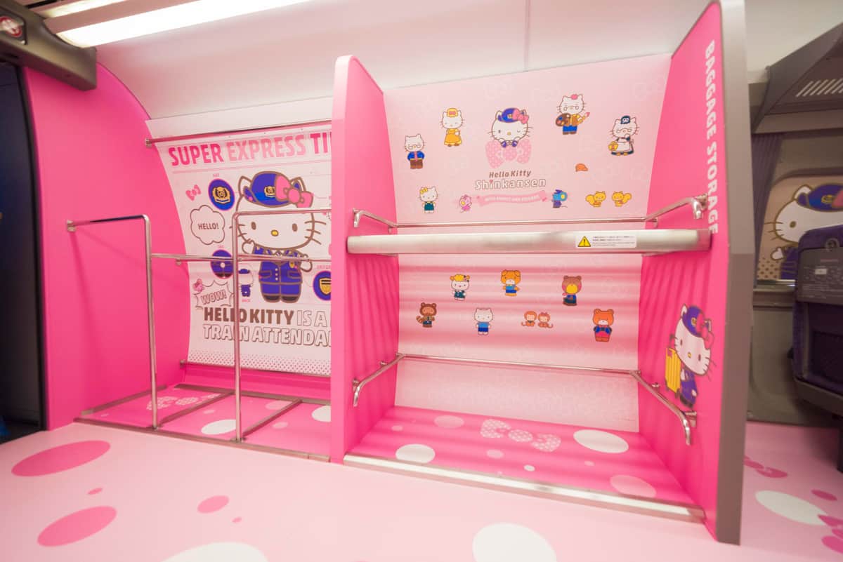 荷物置き場も「キティちゃん」仕様（JR西日本提供）
