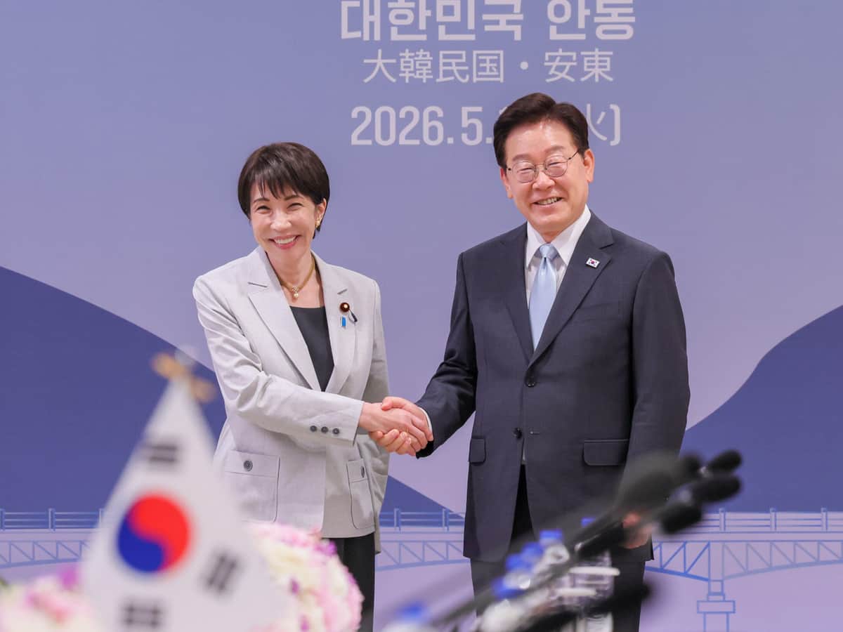 笑顔で握手を交わす両首脳（写真は首相官邸ウェブサイトから）