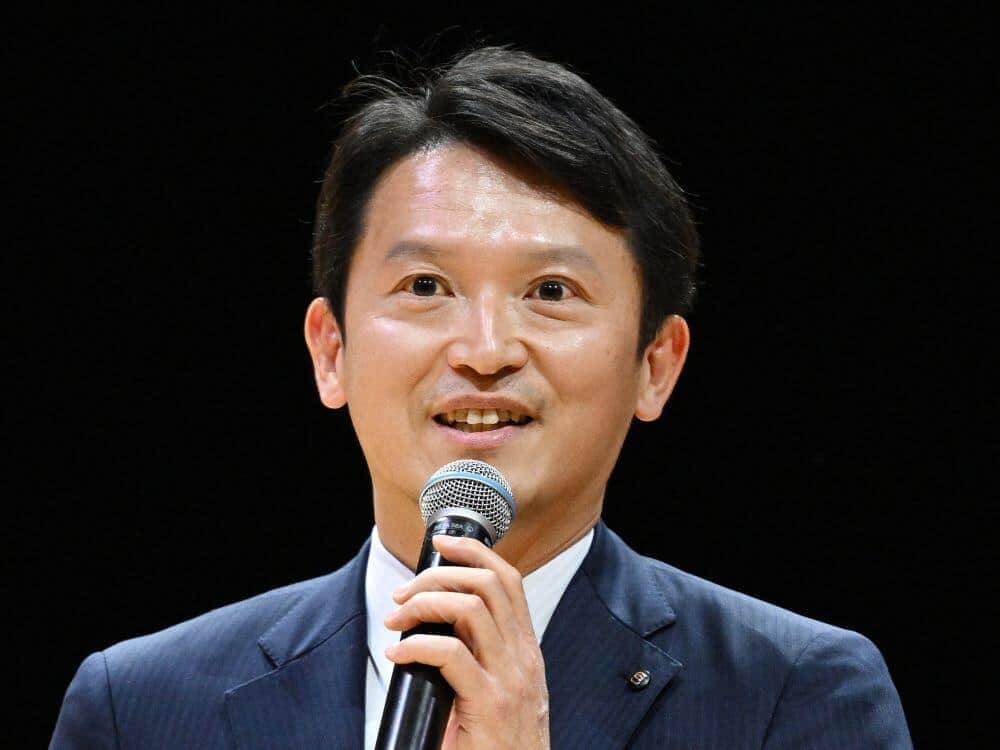 兵庫・斎藤知事会見、頭上の「女優ライト」に記者注目...珍質問にX騒然