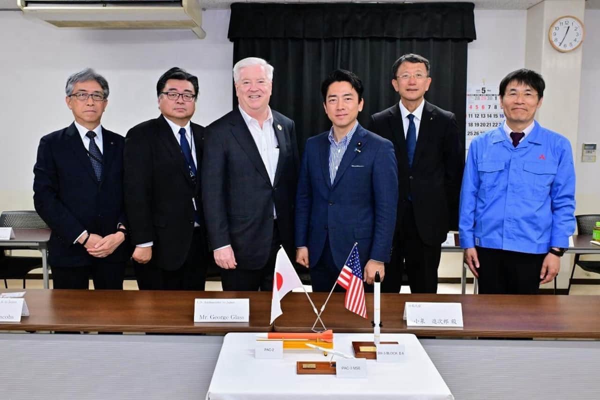 日米の防衛閣僚が三菱重工を訪問。2人は同じ車で移動したという（写真は小泉進次郎防衛相のXから）