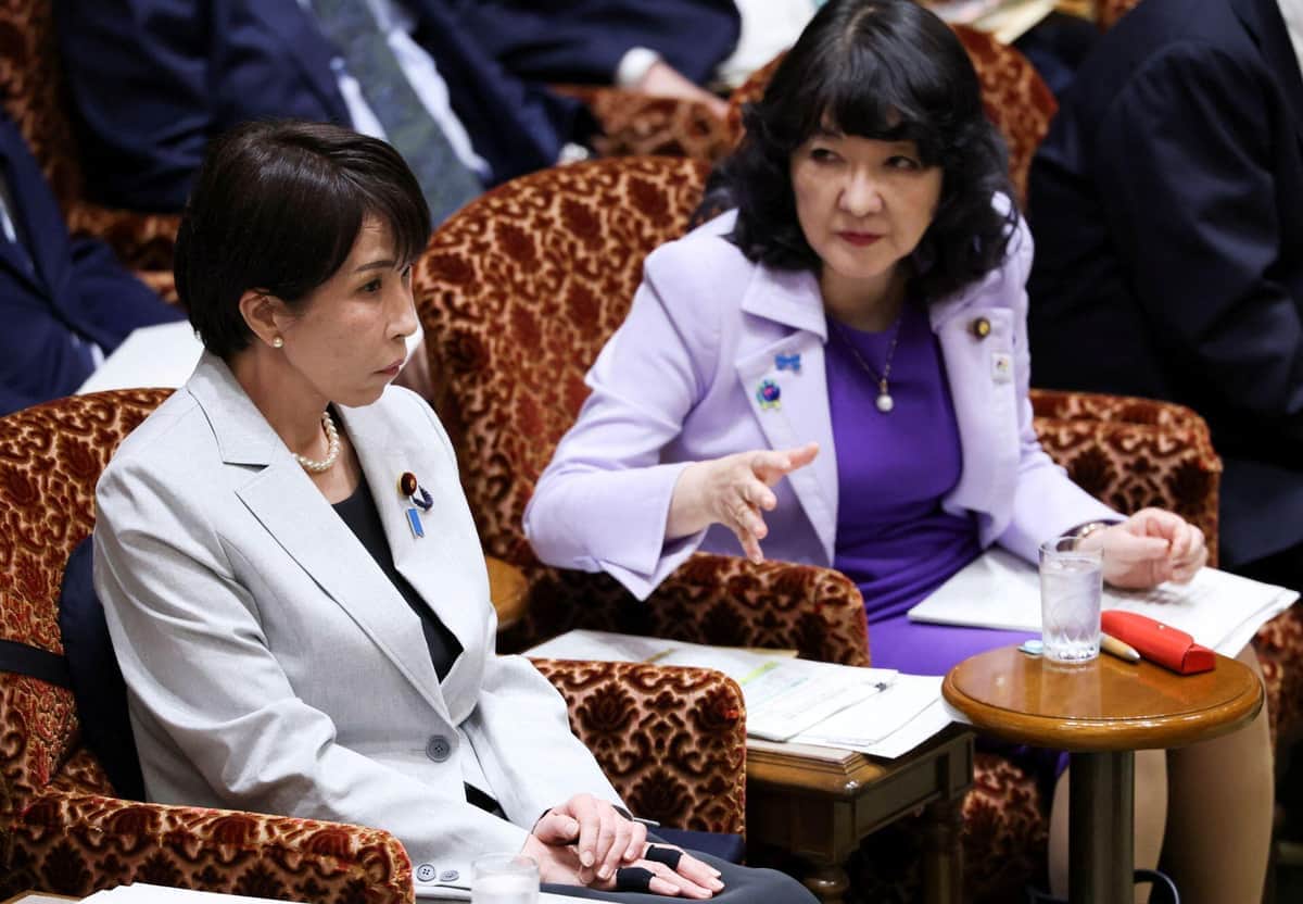 参院予算委員会での高市早苗首相（左）と片山さつき財務相（写真：ロイター/アフロ）
