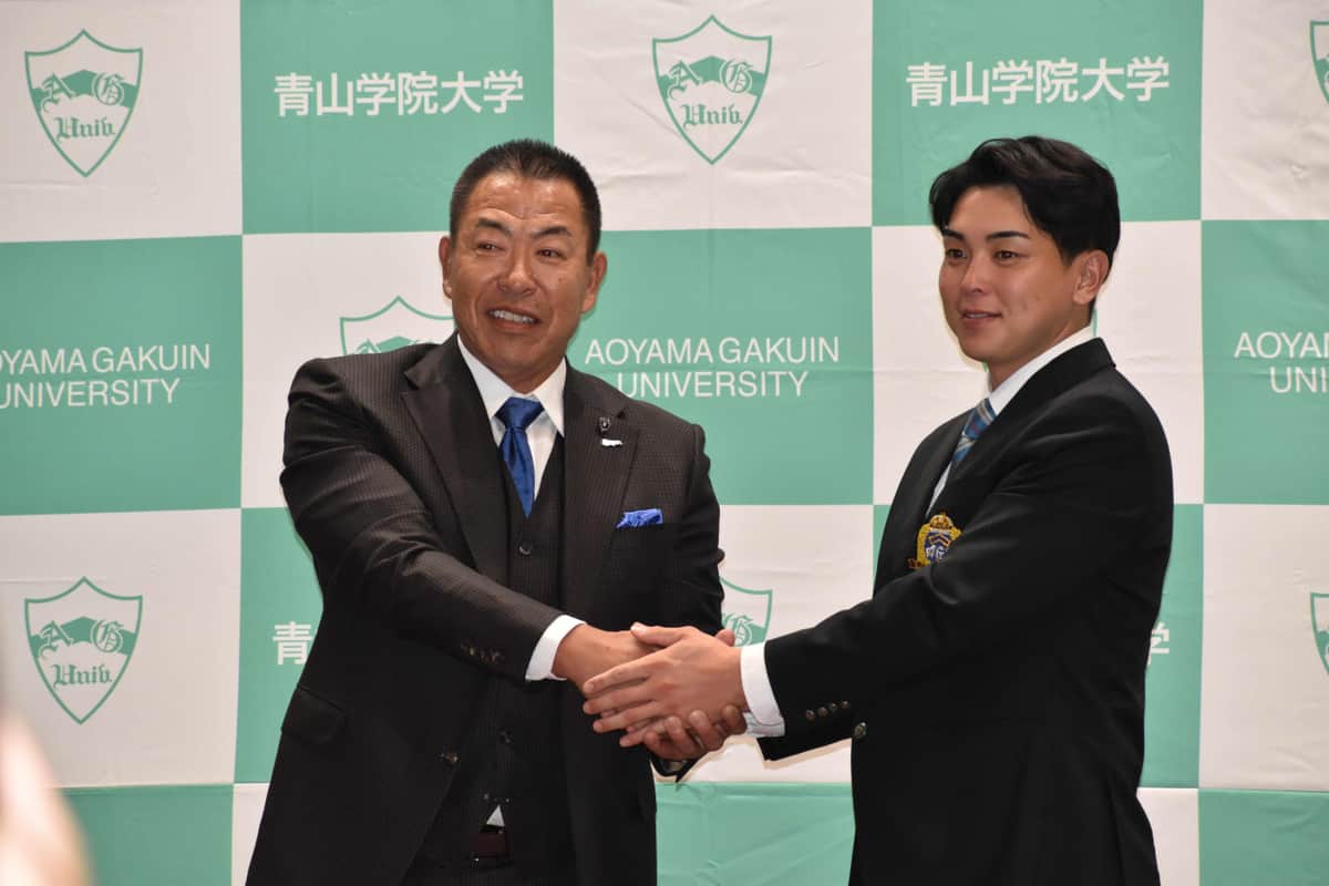 中西と握手する井上監督（写真：スポーツ報知/アフロ）