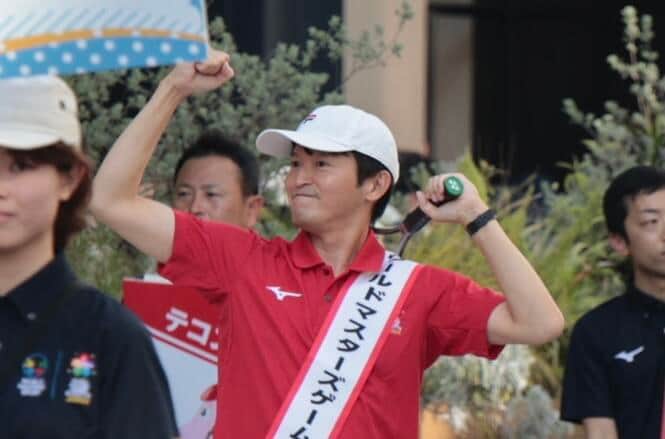 腕を見せてポージングする斎藤元彦知事（5月17日、神戸市中央区）